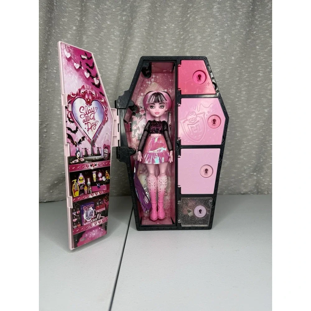 Monster High Skulltimate Secrets Fearidescent DRACULAURA Doll with Closet S2
